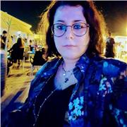 Laureata in lettere moderne, impartisce lezioni di italiano e latino, ma anche inglese e altre materie umanistiche